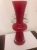 Rubinowy, artystyczny wazon z huty szkła w Zgorzelcu